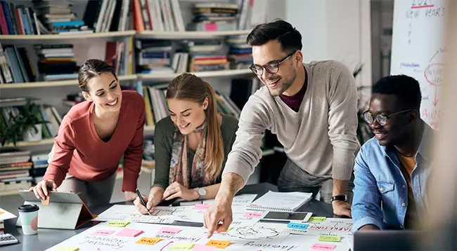 Profesional de Marketing Digital dirigiendo marcas con su equipo en entornos globales