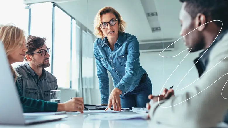 Una profesionista en planificación estratégica expone a un equipo de trabajo