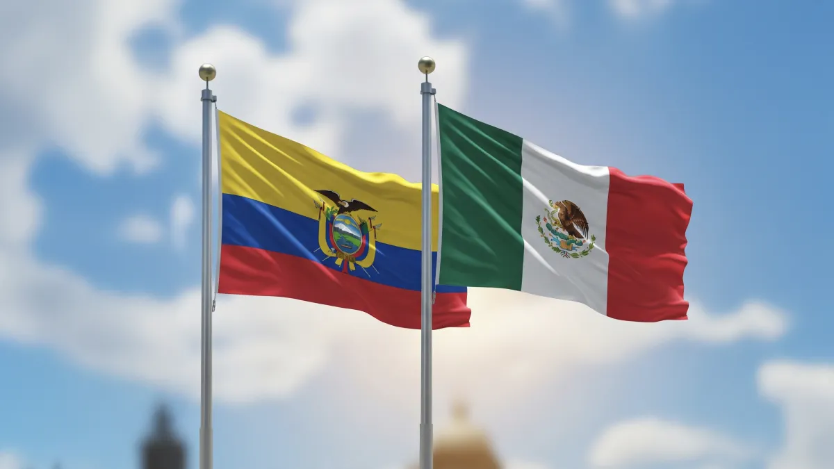 Imagen de banderas de Ecuador y México ondeando juntas, simbolizando cooperación y alianza entre ambos países