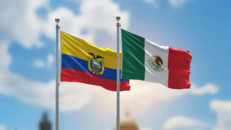 Imagen de banderas de Ecuador y México ondeando juntas, simbolizando cooperación y alianza entre ambos países