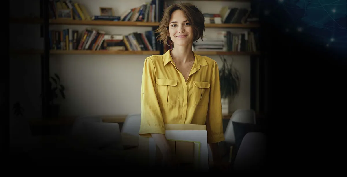 Mujer profesionista formando parte de un diplomado en calidad educativa.