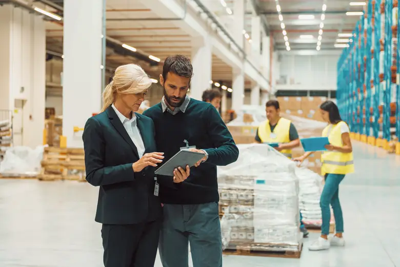 Profesional de logística revisando una cadena de suministro digital con insignias de certificación ELA, representando la acreditación internacional CELOG.
