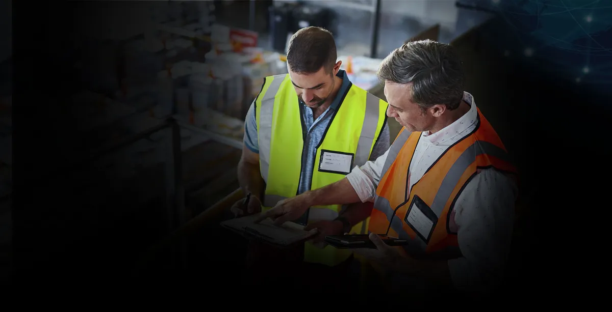 Hombre trabajando en almacén como parte de la cadena de suministro.