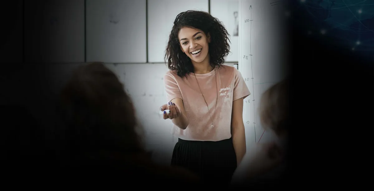Mujer sonriendo mientras conversa con el talento humano de una empresa.