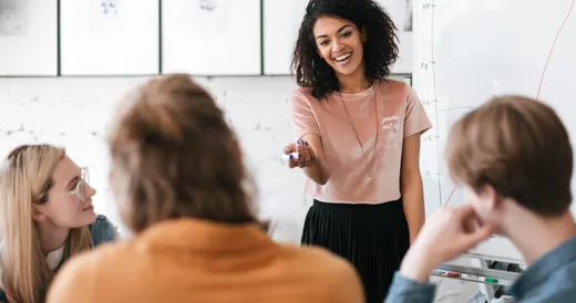 Una joven mujer argumenta frente a compañeros de trabajo