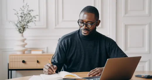 Un estudiante toma un curso en línea en su computadora portátil.