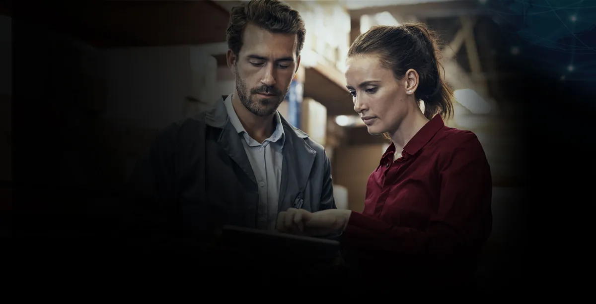 Dos profesionales revisando suministros en un almacén