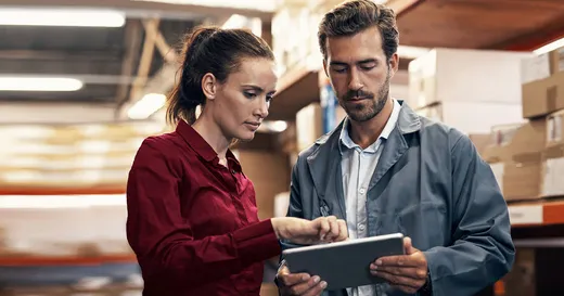 Dos profesionales revisando suministros en un almacén