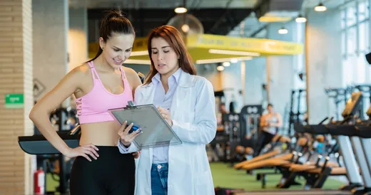 Una especialista en nutrición deportiva asesora a una atleta.