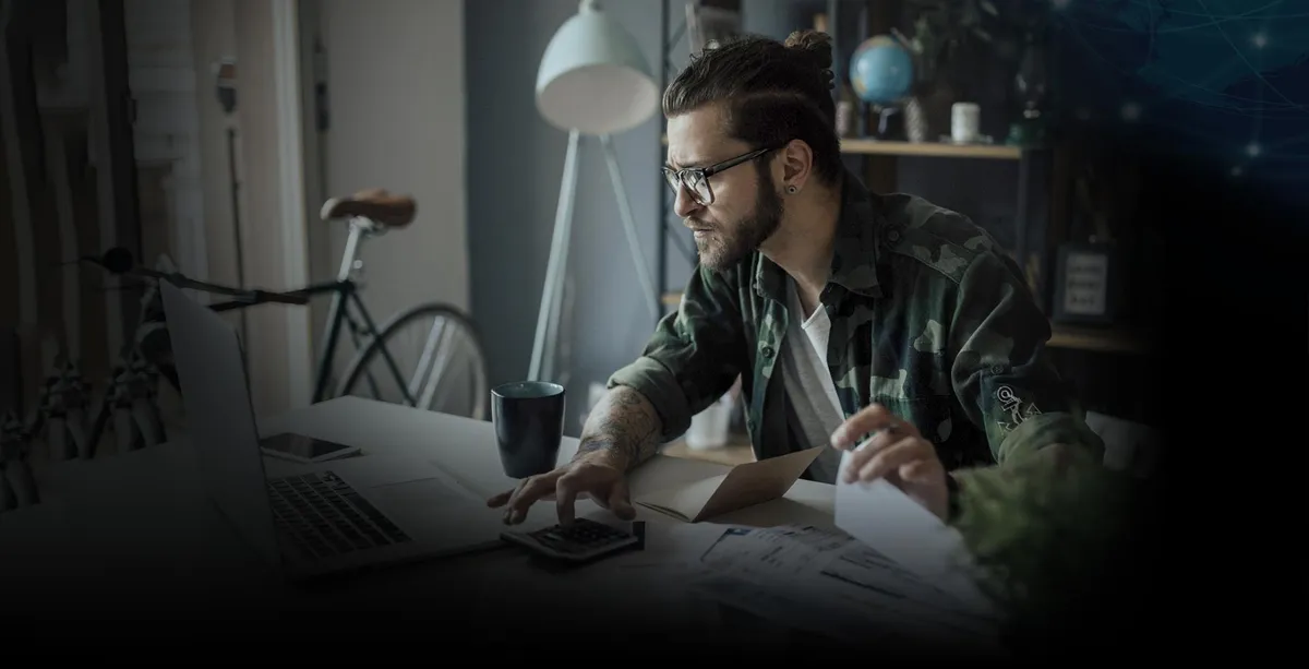 Un estudiante del diplomado en tributación trabaja en su computadora.