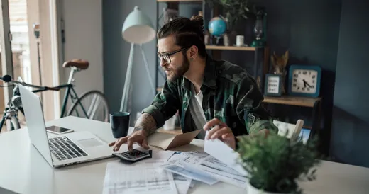 Un estudiante del diplomado en tributación trabaja en su computadora.