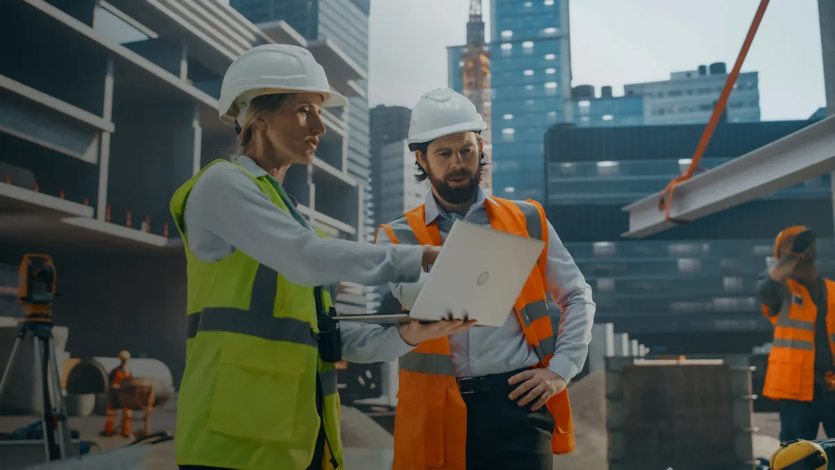 Profesional realizando un procedimiento de contratación pública mediante planificación, evaluación de ofertas y gestión contractual con trazabilidad documental. 