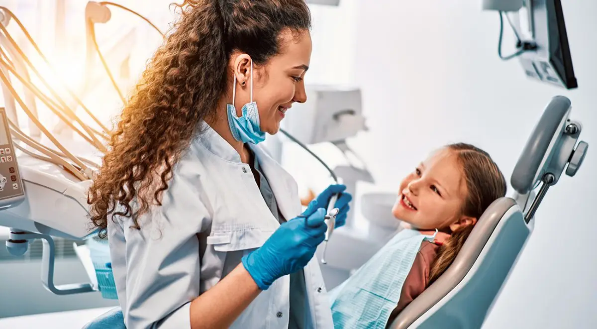 Actualiza tu práctica clínica con un Diplomado en Odontopediatría que estudia