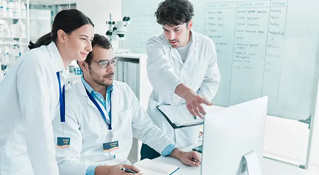 Doctora revisando gráficos y estadística en medicina en pantalla, simbolizando el análisis epidemiológico. 