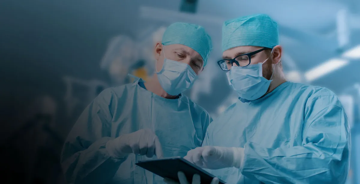 Médico opera a paciente con los fundamentos teóricos de atención sanitaria.