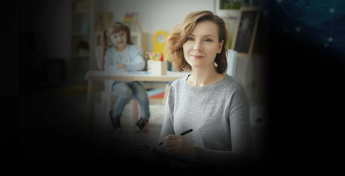 Una especialista en estimulación temprana con una niña durante una sesión.