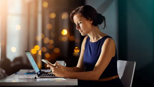 Estudiante toma una clase online mientras usa aplicaciones como estrategias para administrar el tiempo.