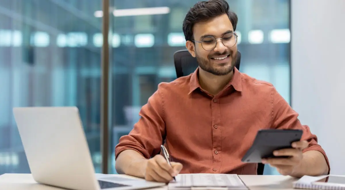 Una formación en auditoría contable de alto nivel abarca NIIF, riesgos, fraude y normativa global 