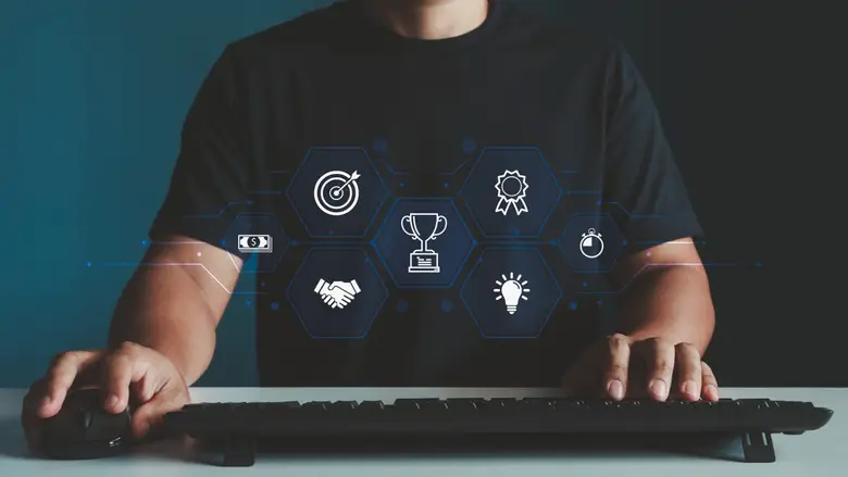 Persona usando un teléfono inteligente con iconos de gamificación flotando sobre él, como tipos de pedagogía. 