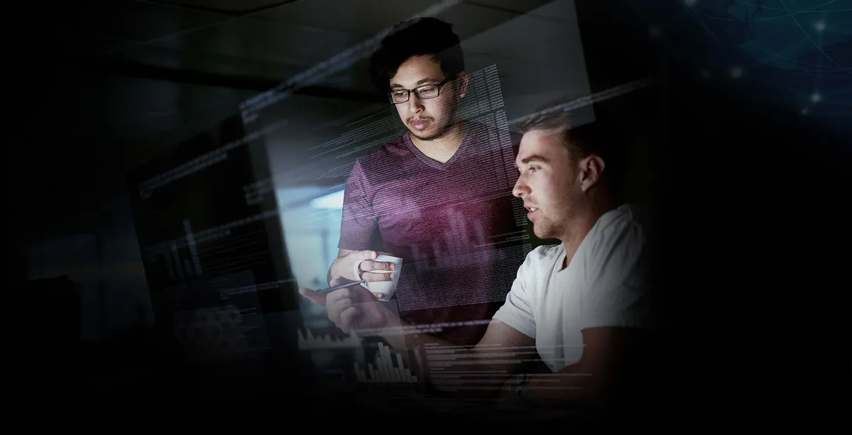 Dos expertos en negocios digitales realizan pruebas en la computadora para la gestión de negocios con tecnologías digitales.