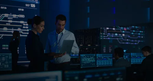 Analista de seguridad revisando la arquitectura de ciberseguridad de una empresa.