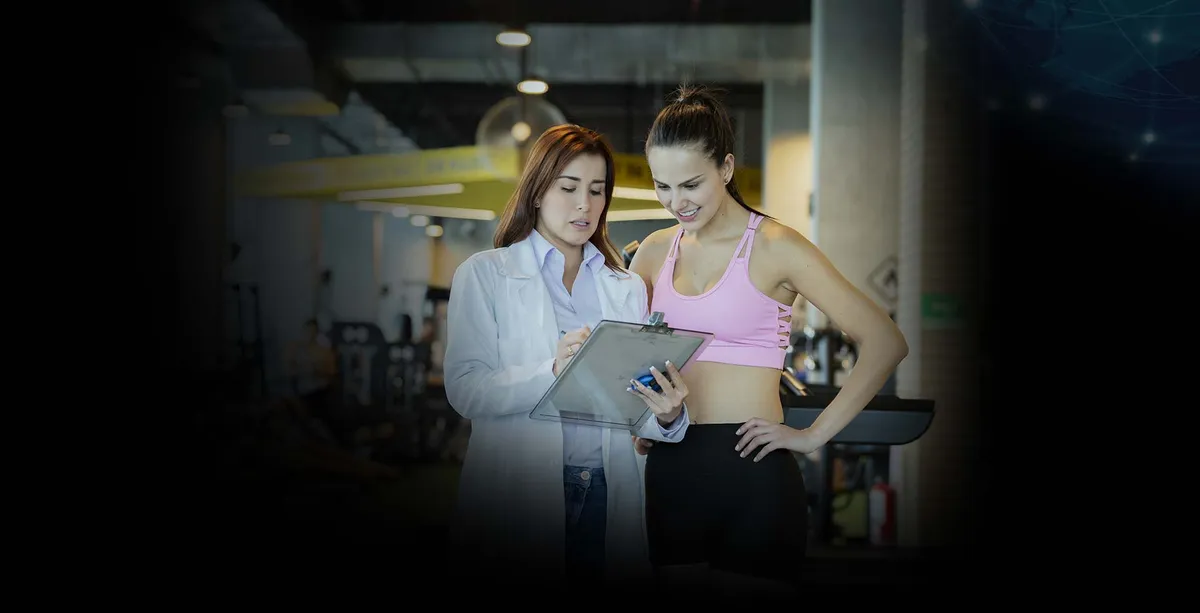 Una especialista en nutrición deportiva asesora a una atleta.