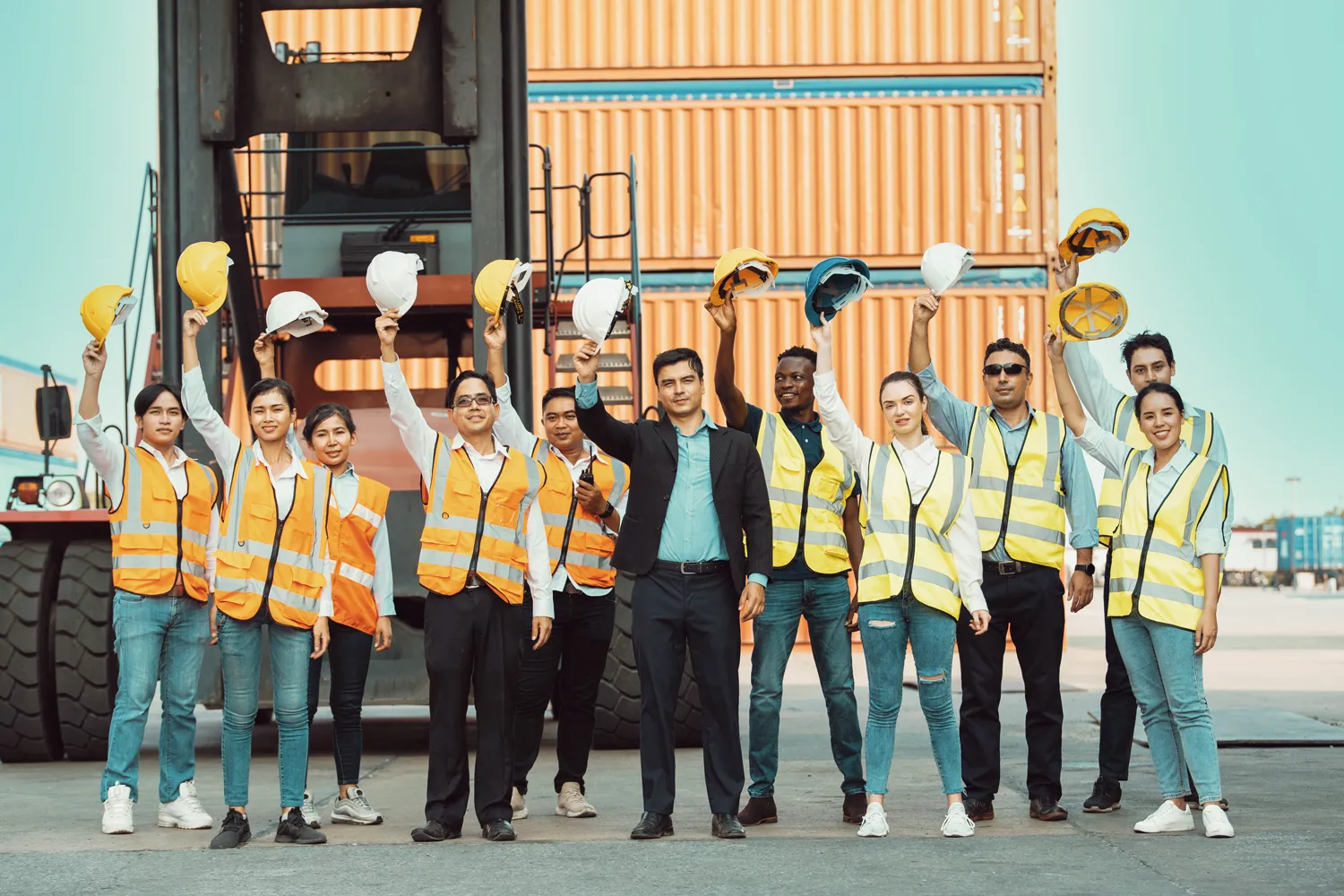 Grupo de estudiantes recorriendo un centro logístico automatizado en España como parte del Study Tour de la Maestría en Logística de UDLA Online.